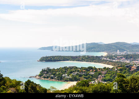 Alta Vista panoramica bellissimo paesaggio tre la spiaggia e il mare a Hat Kata Karon Viewpoint nell'isola di Phuket, Tailandia Foto Stock