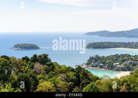 Alta Vista panoramica bellissimo paesaggio tre la spiaggia e il mare a Hat Kata Karon Viewpoint nell'isola di Phuket, Tailandia Foto Stock