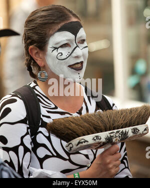 Sidmouth, Devon, Regno Unito. Il 4° agosto 2015. I membri del maiale Dyke Molly dance troupe a prepararsi per le loro prestazioni in piazza del mercato durante il Sidmouth Folk Week. Il festival della musica folk di Sidmouth è stato tenuto dal 1955, ed è uno dei principali eventi nel la musica e la danza tradizionali calendario. Foto: Tony Charnock/Alamy Live News Foto Stock