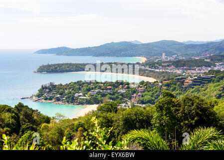 Alta Vista panoramica bellissimo paesaggio tre la spiaggia e il mare a Hat Kata Karon Viewpoint nell'isola di Phuket, Tailandia Foto Stock