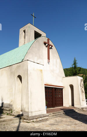 Rasa (Raša), Croazia. Un modernista città mineraria costruita nel 1936-7. La chiesa costruita in forma di un vagone di carbone e un minatore della lampada Foto Stock