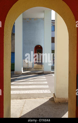 Rasa (Raša), Istria, Croazia. Un modernista città mineraria costruita nel 1936-7 sotto Mussolini il regime fascista Foto Stock