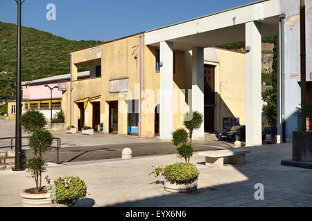 Rasa (Raša), Istria, Croazia. Un modernista città mineraria costruita nel 1936-7 sotto Mussolini il regime fascista Foto Stock