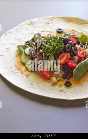 Portobello mushroom Organica Vegana veggie wrap aperto per mostrare gli ingredienti Foto Stock