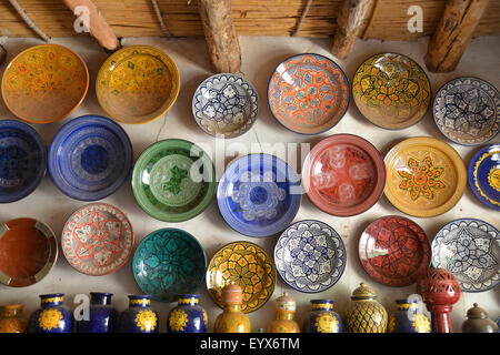 Ceramiche colorate per la vendita nella Medina di Marrakech, Marocco Foto Stock