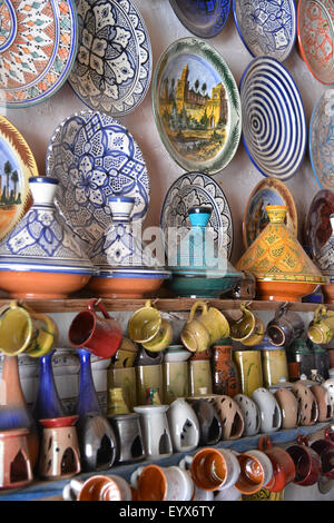 Ceramiche colorate per la vendita nella Medina di Marrakech, Marocco Foto Stock