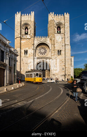 Chiesa di Santo Antonio e tram a Lisbona Foto Stock