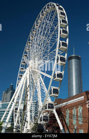 Vista del cielo ruota panoramica Ferris Downtown Atlanta in Georgia negli Stati Uniti Foto Stock