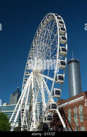 Vista del cielo ruota panoramica Ferris Downtown Atlanta in Georgia negli Stati Uniti Foto Stock