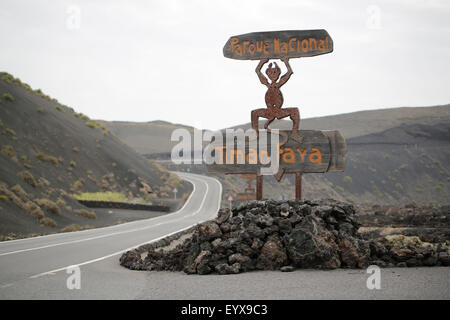 Il segno di entrata al Parco Nazionale di Timanfaya, Lanzarote sulla LZ67 strada che passa l'ingresso al vulcano Foto Stock