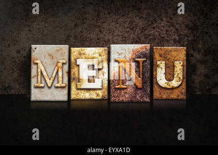 La parola 'MENU' scritto in metallo arrugginito rilievografia tipo su una trama oscura grunge background. Foto Stock