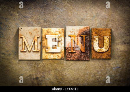 La parola 'MENU' scritto in metallo arrugginito tipo di stampa in rilievo su una vecchia pelle invecchiata sfondo. Foto Stock