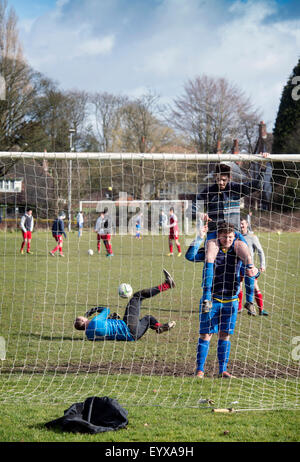 Domenica League calciatori dilettanti mettendo le reti in una partita in Moseley che viene presentato nel tratto urbano di 'BES Foto Stock