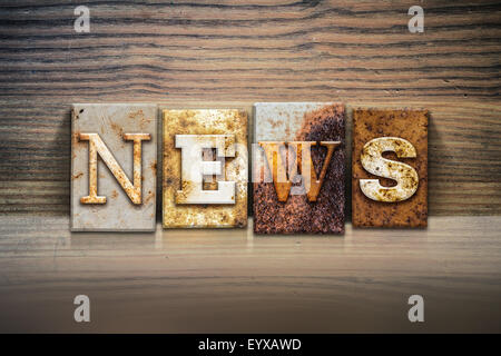 La parola 'NEWS' scritto in metallo arrugginito rilievografia tipo seduto su un listello di legno dello sfondo. Foto Stock