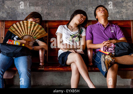 Dormire turisti cinesi presso la Città Proibita a Pechino, Cina Foto Stock