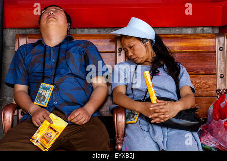 Dormire turisti cinesi presso la Città Proibita a Pechino, Cina Foto Stock