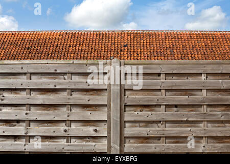 Dritto sul colpo di slatted staccionata in legno nella parte anteriore di un tetto pantiled contro un leggermente blu cielo velato Norfolk Inghilterra Foto Stock