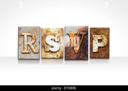 La parola 'RSVP' scritto in metallo arrugginito rilievografia tipo isolato su uno sfondo bianco. Foto Stock