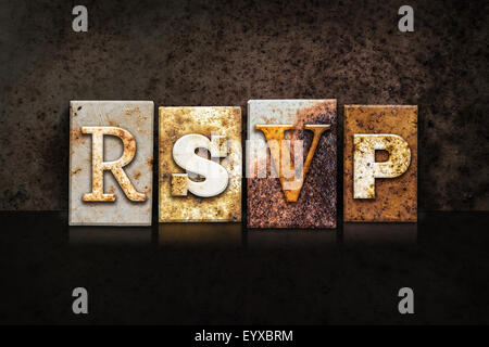 La parola 'RSVP' scritto in metallo arrugginito rilievografia tipo su una trama oscura grunge background. Foto Stock