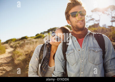 Ritratto di giovane coppia amore sulla passeggiata. Giovane bella giovane escursionisti in loro venti anni sulla passeggiata. Giovane coppia caucasica enjoyi Foto Stock