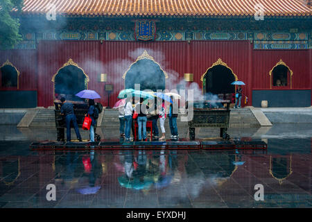Buddisti presso il Tempio Lama (Yong He Gong) Pechino, Cina Foto Stock