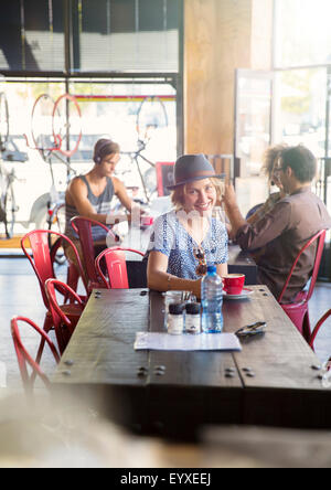 Ritratto di donna sorridente di bere il caffè nella caffetteria Foto Stock