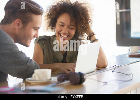 Accoppiare la condivisione di computer portatile in cafe Foto Stock