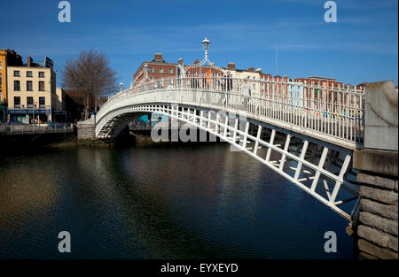 L'Ha'penny Bridge (originariamente chiamato il Wellington Bridge) costruito sul Fiume Liffey nel 1816, Dublino, Irlanda. Foto Stock