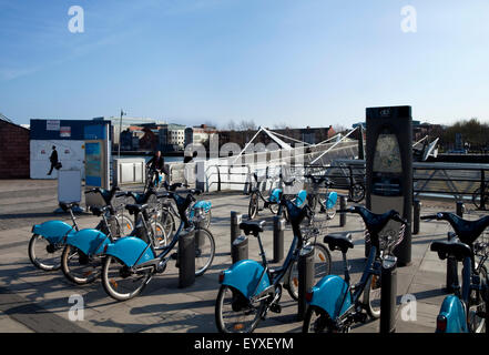 Sean O'Casey ponte con il Dublin ' bike sharing' park in foregrond, Dublino, Irlanda Foto Stock