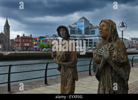 Liffey lato-memoriale per le vittime della carestia irlandese 1845 per 1852, dello scultore Rowan Gillespie, Customs House Quay, Dublin City, Irlanda Foto Stock