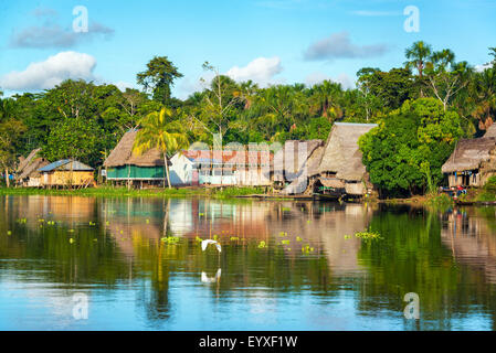 Vista di un piccolo villaggio nella foresta amazzonica sulla riva del fiume Yanayacu in Perù Foto Stock