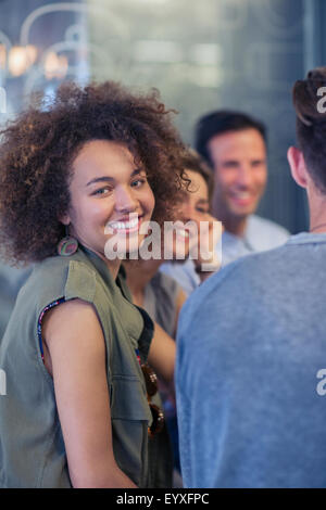 Ritratto di donna sorridente appendere fuori con gli amici Foto Stock