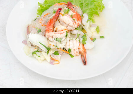 Speziata insalata di pasta con frutti di mare sul piatto bianco Foto Stock