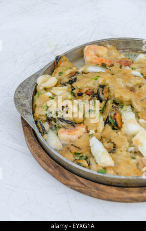 Pesce fritto pancake della piastra calda, stile tailandese. Foto Stock