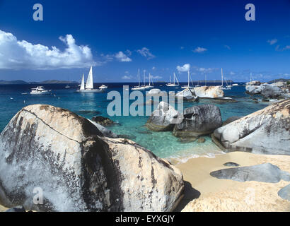 Nord America, Caraibi, Isole Vergini Britanniche, Virgin Gorda, barche ancorate alle terme Foto Stock