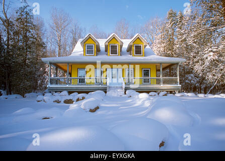 Casa con veranda e finestre dormer America del nord, Canada Ontario Foto Stock