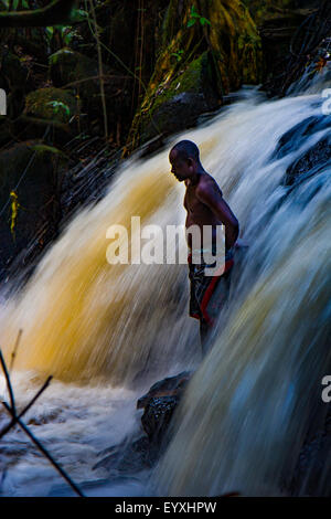 Nella giungla del Suriname con il Raleigh cade Foto Stock