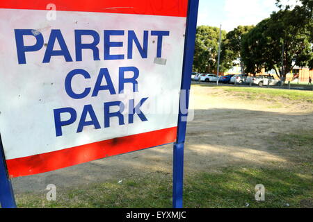 Genitore segno parcheggio presso una scuola Foto Stock