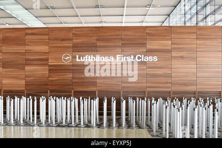 Berlino, Germania. Il 30 luglio, 2015. Lettering leggere 'First Class Lufthansa', fotografata al terminal principale a Berlin Brandenburg Airport, a Berlino, Germania, 30 luglio 2015. Nella sua forma attuale, l'aeroporto è a causa di aprire nella seconda metà del 2017 ed il costo di 5,4 miliardi di euro. Il progetto avrebbe dovuto essere completato nel 2011, ma è stata afflitta da guasti di pianificazione, difetti di costruzione e problemi tecnici. Foto: RALF HIRSCHBERGER/ZB/dpa/Alamy Live News Foto Stock