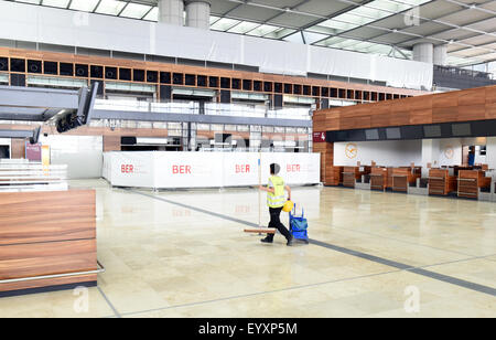 Berlino, Germania. Il 30 luglio, 2015. Un pulitore, fotografata al terminal principale a Berlin Brandenburg Airport, a Berlino, Germania, 30 luglio 2015. Nella sua forma attuale, l'aeroporto è a causa di aprire nella seconda metà del 2017 ed il costo di 5,4 miliardi di euro. Il progetto avrebbe dovuto essere completato nel 2011, ma è stata afflitta da guasti di pianificazione, difetti di costruzione e problemi tecnici. Foto: RALF HIRSCHBERGER/ZB/dpa/Alamy Live News Foto Stock