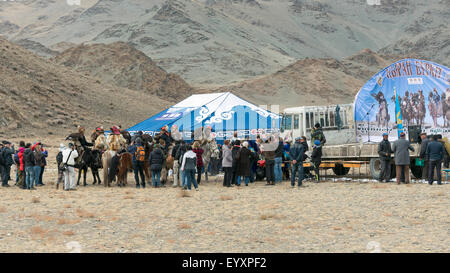 Arrivo di l'aquila cacciatori a l'Aquila Festival, Olgii, Mongolia occidentale Foto Stock