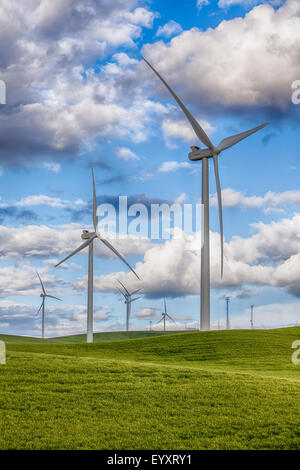 Mulini a vento sulla fattoria eolica Foto Stock