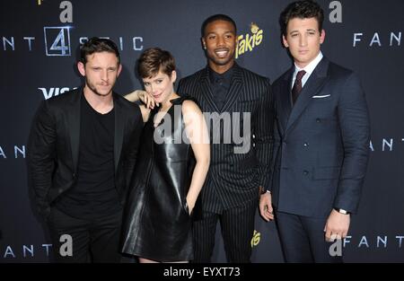 Brooklyn, NY, STATI UNITI D'AMERICA. Il 4° agosto 2015. Jamie Bell, Kate Mara, Michael B. Giordania, Miglia Bancomat presso gli arrivi per i fantastici quattro Premiere, Williamsburg Cinema, Brooklyn, NY Agosto 4, 2015. Credito: Kristin Callahan/Everett raccolta/Alamy Live News Foto Stock