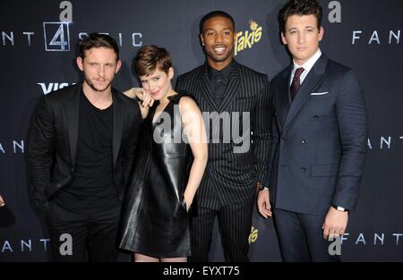 Brooklyn, NY, STATI UNITI D'AMERICA. Il 4° agosto 2015. Jamie Bell, Kate Mara, Michael B. Giordania, Miglia Bancomat presso gli arrivi per i fantastici quattro Premiere, Williamsburg Cinema, Brooklyn, NY Agosto 4, 2015. Credito: Kristin Callahan/Everett raccolta/Alamy Live News Foto Stock