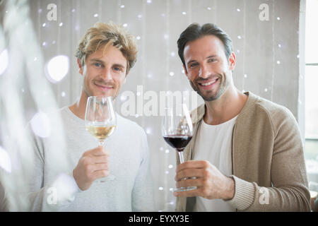 Ritratto uomini sorridenti degustazione di vino Foto Stock