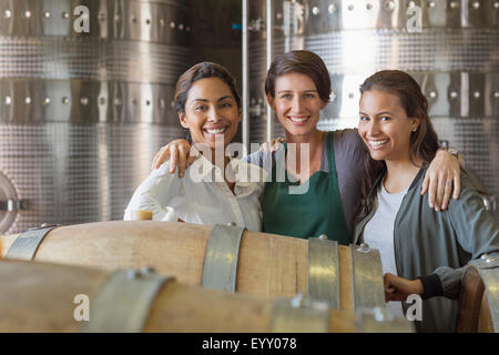 Ritratto di donna sorridente in cantina Foto Stock