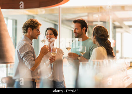 Gli amici del vino bianco di degustazione vino in cantina sala degustazione Foto Stock