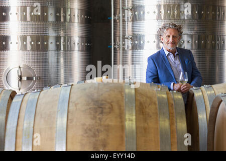 Ritratto fiducioso vignaiolo in cantina Foto Stock