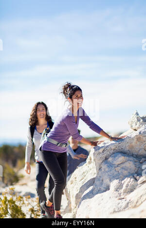 Gli escursionisti di arrampicata collina rocciosa Foto Stock