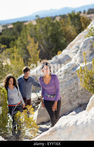 Gli escursionisti di arrampicata collina rocciosa Foto Stock